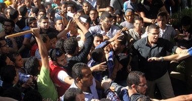 40 عاملا يتظاهرون أمام غرفة القاهرة رفضا لنقل المدابغ