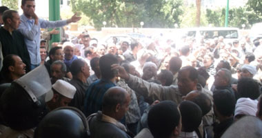 وقفة احتجاجية لعمال معبد موت بالأقصر للمطالبة بالتثبيت