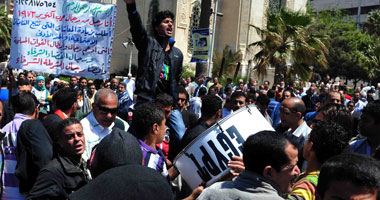 توافد المتظاهرين على "القائد إبراهيم" استعدادًا لمسيرة "سيدى جابر"