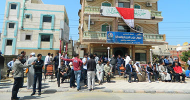 بالصور.. إخوان العريش يتظاهرون جلوسا أمام الحرية والعدالة