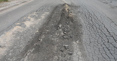 انهيار البنية الأساسية للطريق الفرعى بحى الأربعين بالسويس 