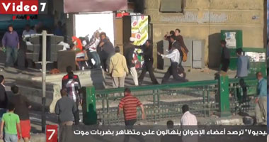 بالفيديو..متظاهرو" تطهير القضاء" يطاردون الفتيات بالحجارة فى التحرير