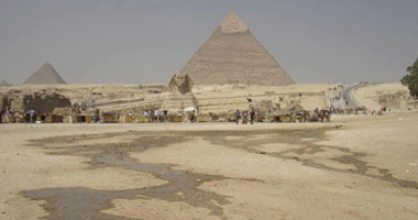 بالصور.. مسلسل إهمال الآثار المصرية يتواصل .. أهرامات الجيزة غارقة فى مياه "المجارى".. ومواسير الصرف الصحى بالمنطقة متهالكة وتهدد تمثال أبو الهول بالانهيار