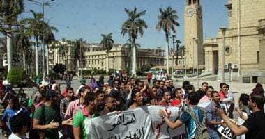 طلاب التعليم المفتوح يشعلون الشماريخ أمام قبة جامعة القاهرة
