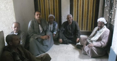 اعتصام العشرات من عمال أسمنت أسيوط داخل مكتب اتحاد العمال