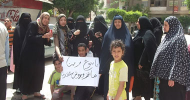 متظاهرو شقق الأوقاف بكفر الشيخ ينقلون وقفتهم للمحافظة