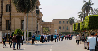 طلاب علوم سياسية فرنساوى بجامعة القاهرة يواصلون إضرابهم