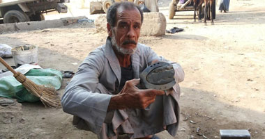 "عم جمال" يتمسك بمهنة "البيطار" المهددة بسبب "الموتوسيكل الصينى"
