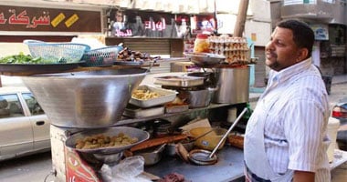 بالصور.. عربة عم "مصطفى".. خبرة 30 عاما فى الفول"المحوج"
