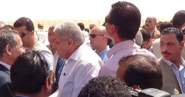 بالصور.. محلب يتفقد اعمال رصف طريق الداخلة العوينات بالوادى الجديد