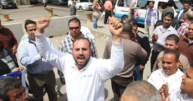 التجار يتظاهرون أمام "المالية" ويهتفون ضد الحكومة