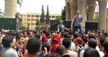 كر وفر بين بمحيط جامعة اﻷزهر.. وطلاب عين شمس يتظاهرون