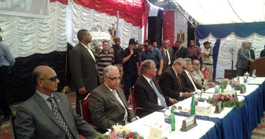 محافظ أسيوط يضع إكليل زهور على النصب التذكارى لشهداء "بنى عدى"