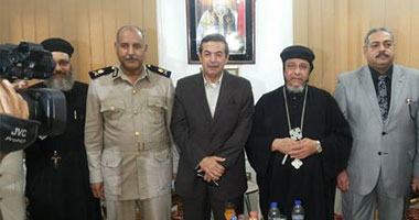 مدير أمن الوادى الجديد يهنئ راعى كنيسة العذراء مريم بعيد القيامة 