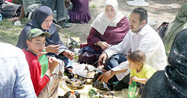 الدنيا ربيع والجو بديع فى الأفلام فقط..شم النسيم على أرض الواقع يتحول إلى تحرش جماعى وحالات تسمم وازدحام وحدائق مهملة