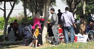 استمرار احتفالات أهالى المنيا بعيد شم النسيم إلى ما بعد منتصف الليل