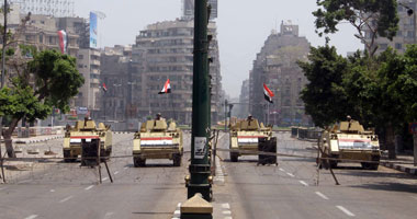 رجال الشرطة يؤمنون التحرير تزامناً مع احتفالات مؤيدى السيسى بفوزه