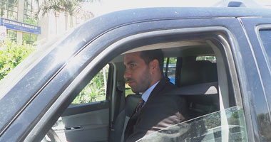 "أبوتريكة" يؤدى صلاة الظهر بأحد المساجد القريبة لـ "الكاف"