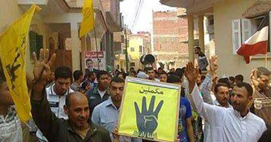 الإخوان يتجمعون أمام مسجد القدسى بـ"عين شمس"