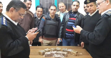 بالصور.. ضبط 60 طربة حشيش داخل سيارة بكمين الحمام