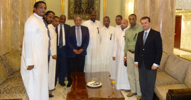 عمرو موسى يستقبل وفدا من أبناء النوبة بالكويت