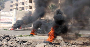 طلاب اﻹخوان يطلقون اﻷلعاب النارية فى مظاهرتهم بجامعة اﻷزهر بالدرَّاسة