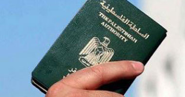 فلسطينى يزور جواز سفره للخروج من مصر