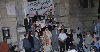 بالصور.. اعتصام 500 محامٍ أمام نقابة المحامين