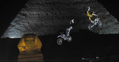 بالصور.. الأمريكى أدام جونيس بطل "RED BULL " 2010 بالأهرامات 