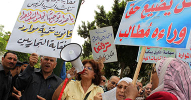 "التجاريون" مستمرون فى اعتصامهم على رصيف "الشعب"