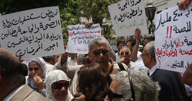 أطباء يقطعون شارع قصر العينى اعتراضا على النقابة