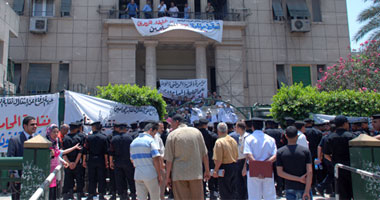 محامى يؤيد "مبارك" و"الطوارئ" وسط معتصمى الشعب