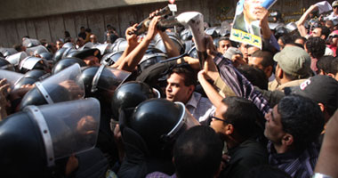 عمال شركة ملابس بالعاشر يضربون عن العمال للمطالبة بزيادة الأجور