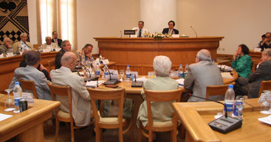 وزير الثقافة يصاب بالملل فى افتتاح بيت الشعر