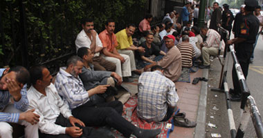 عمال "أمونسيتو" و"النوبارية" و"التليفونات" يواصلون الاعتصام 