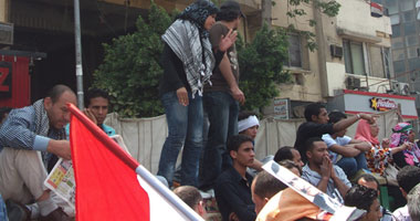بالصور..متظاهرو التحرير يطالبون بإقالة المستشار عاصم الجوهرى