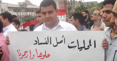 وقفة احتجاجية للعاملين بالتأمين الصحى فى الفيوم 