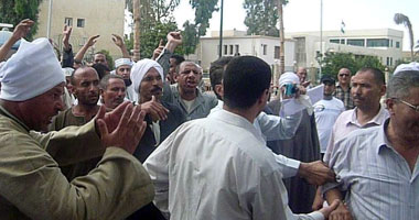وقفة احتجاجية لفلاحى الدقهلية أمام المحافظة لنقص مياه الرى