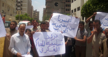 أهالى "سلامون" يتظاهرون أمام ديوان محافظة المنوفية 