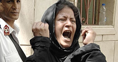 سيدة تصرخ أمام "الوزراء" لتوفير كشك لها