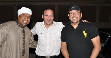  هشام عباس وحجازى متقال نجوم حفل "هابى وورلد"