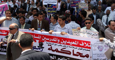 مئات الأساتذة بالجامعات يتظاهرون لإقالة الوزير والقيادات الجامعية 