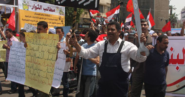 عيد العمال فى أجندة حكومة "الجنزورى"..  وزير القوى العاملة يتجاهل مشاكل عماله ويكتفى بـ"الرسميات".. "عطية" يتجنب المطالب الفئوية بـ"شهادات التكريم".. ومحافظ الجيزة يشارك فى حملة لإزالة المخلفات