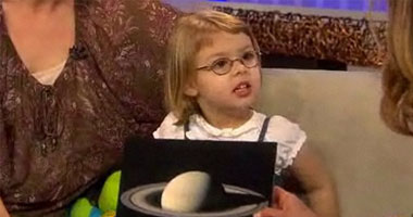 إيميلين أَصغر عضو فى منظمة منسا للعباقرة.. لكنها طفلة على الهواء