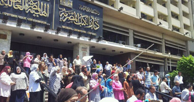 وقفة للعاملين بدار الكتب والوثائق لتطبيق الأدنى للأجور
