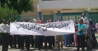 مدير التنظيم والإدارة ينجح فى فض اعتصام العاملين بالوادى الجديد