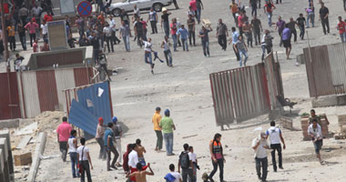 11 قتيلاً و100 مصاب فى "حرب شوارع" بـ "العباسية" بين أنصار "أبو إسماعيل" وبلطجية.. قوات المنطقة العسكرية المركزية تتحرك لفض الاشتباكات.. ومسيرة من الفتح تنضم لمعتصمى "الدفاع"