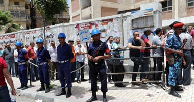 الضباط صنعوا تاريخا جديدا لـ"وزارة التسويد" بعدما رفعوا أيديهم عن الانتخابات.. "الداخلية" تحولت من التزوير لصالح "الوطنى" للتأمين الكامل.. ولواء سابق بأمن الدولة: كان يتم تغيير الصناديق أثناء نقلها  