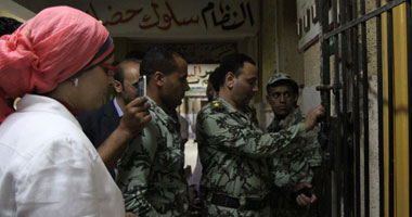 قاض بـ"الدرب الأحمر" يغلق اللجنة لأداء صلاة العشاء