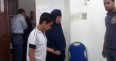 سيدة مسنة تستعين بحفيدها للإدلاء بصوتها خوفاً من الغرامة